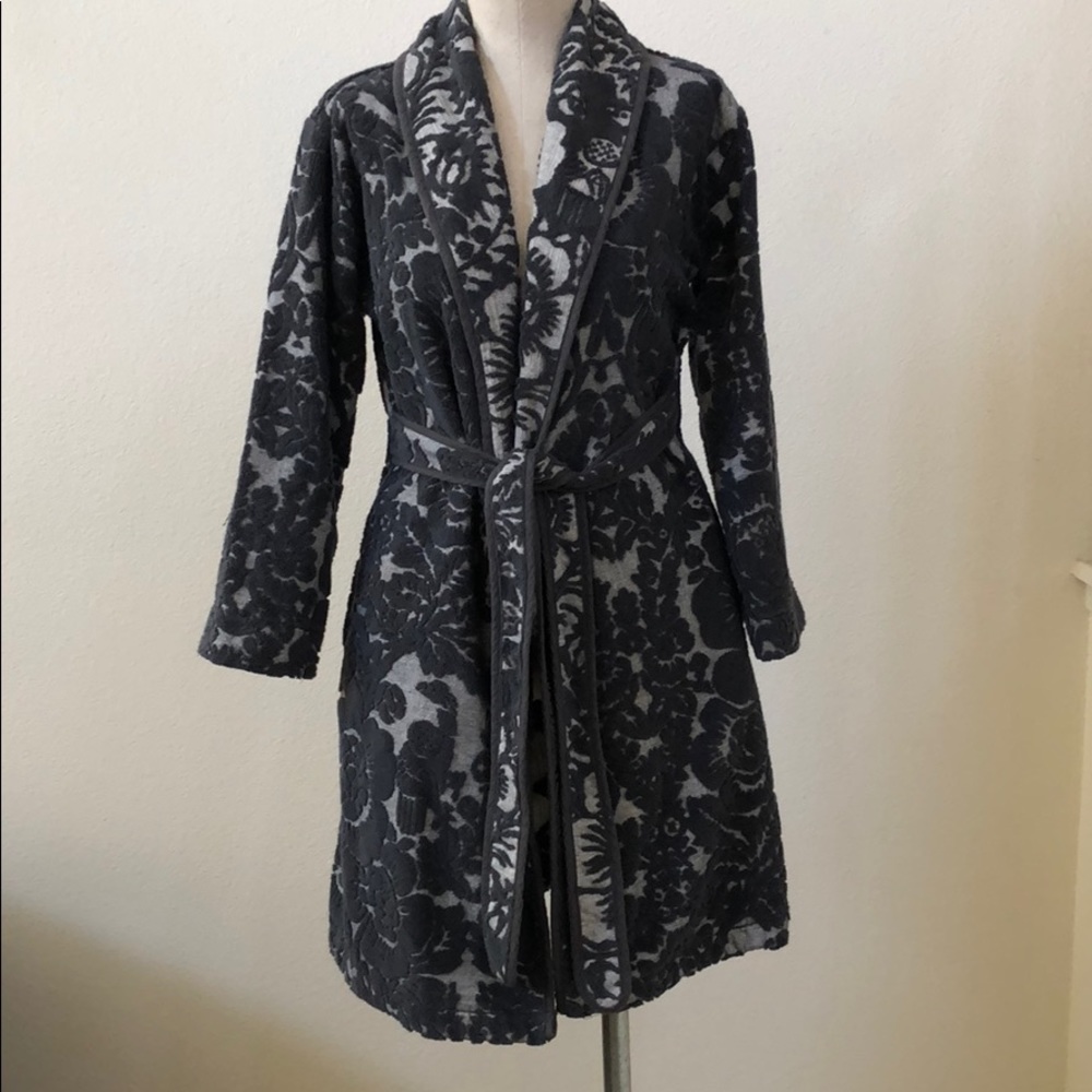 Bath robe with paisley design. SMALL